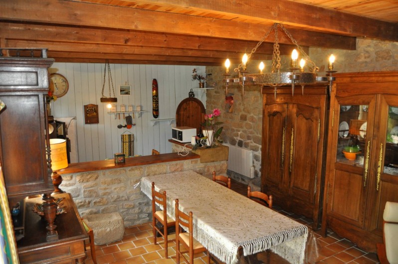 Location de vacances - Gîte à Lanvellec - Ty Coz - séjour rustique avec meubles bretons