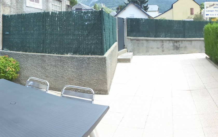 Location de vacances - Gîte à Esquièze-Sère - Terrasse  fermée avec salon jardin + barbecue  avec vue montagne