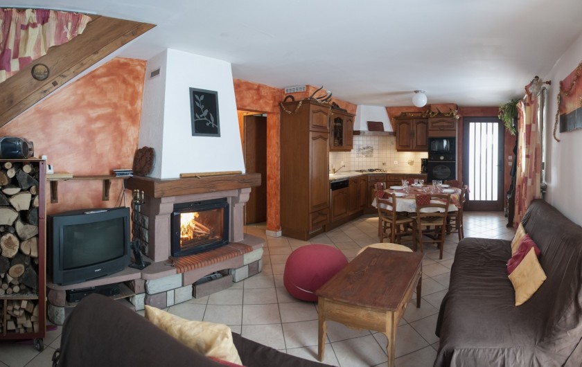 Location de vacances - Chalet à Le Clerjus - le salon et la cuisine en arrière plan