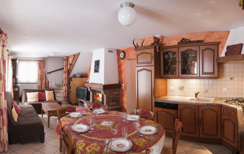 Location de vacances - Chalet à Le Clerjus - la cuisine et le salon en arrière plan