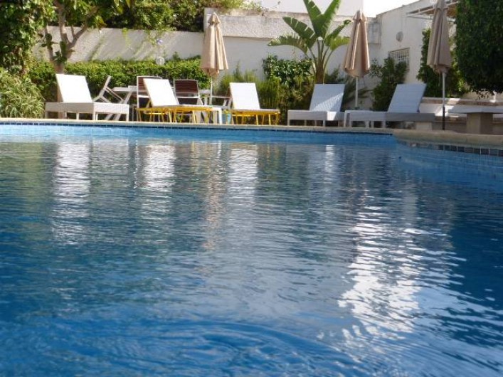 Location de vacances - Villa à Hammamet - piscine et transats