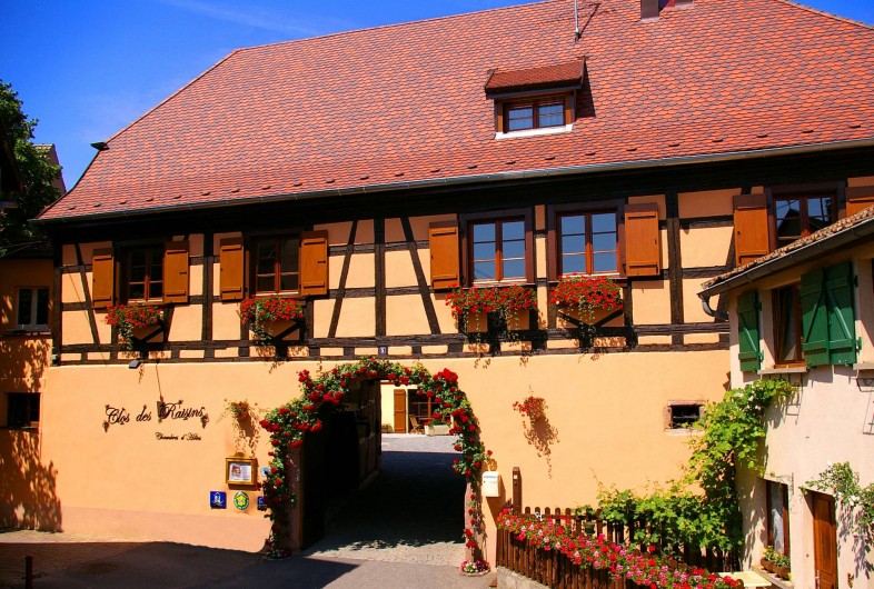 Location de vacances - Chambre d'hôtes à Beblenheim - Le Clos des raisins chambres d'hôtes de charme en Alsace vue de la rue