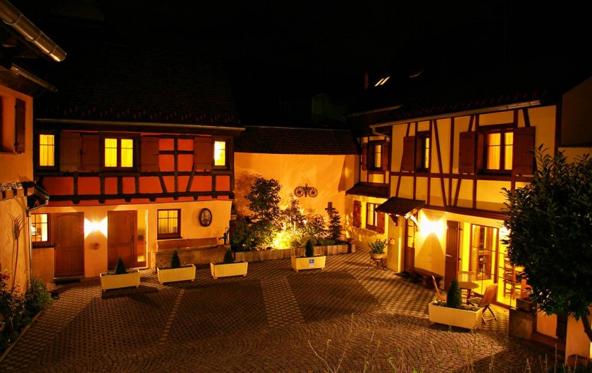 Location de vacances - Chambre d'hôtes à Beblenheim - Le Clos des raisins chambres d'hôtes de charme en Alsace vue de nuit
