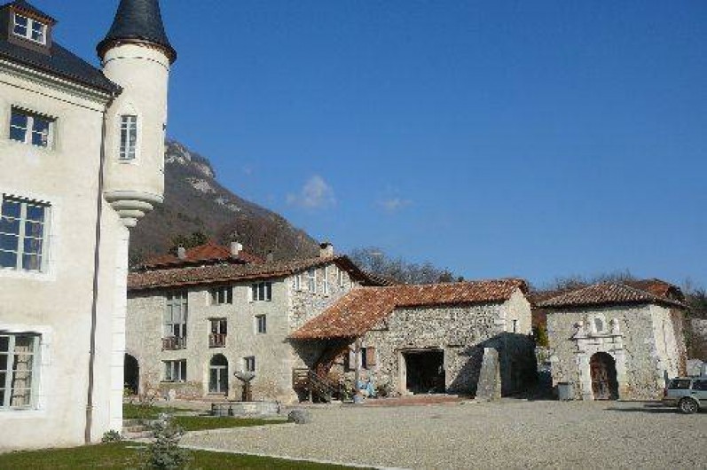 Location de vacances - Gîte à Saint-Vincent-de-Mercuze - Vue du gîte dans la cour du château