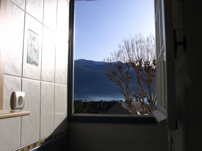 Location de vacances - Appartement à Argelès-Gazost - fenêtre de la salle de bain donnant vue sur la montagne