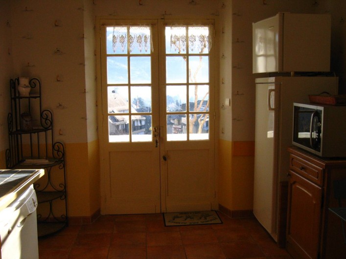 Location de vacances - Appartement à Argelès-Gazost - porte de la cuisine donnant sur la loggia et vue panoramique sur Hautacam