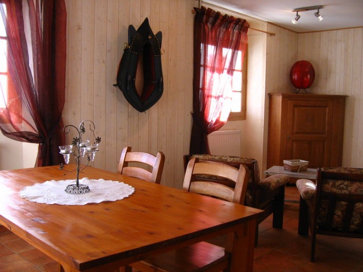 Location de vacances - Appartement à Argelès-Gazost - salle à manger avec 2 fenêtres donnant sur  la loggia et vue panoramique