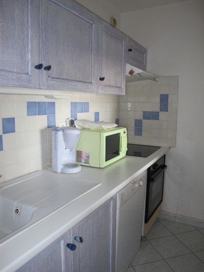 Location de vacances - Appartement à La Grande-Motte - cuisine, avec plaque de cuisson, four et lave-vaisselle