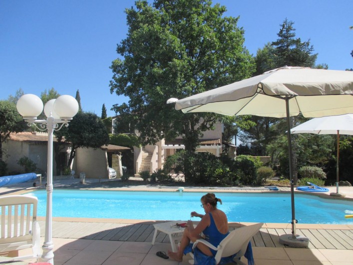 Location de vacances - Appartement à Éguilles - Piscine ensoleillée toute la journée, T° 28 assuré l'été, & abris parasols