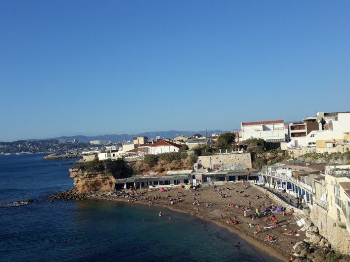 Location de vacances - Studio à Marseille - Vue d'ensemble de la plage et des cabanons