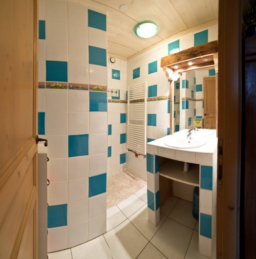 Location de vacances - Chalet à Albiez-Montrond - salle de douche 1er étage