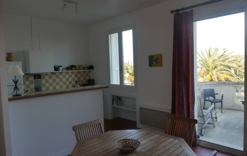 Location de vacances - Chalet à Argelès-sur-Mer - séjour avec vue cuisine et terrasse