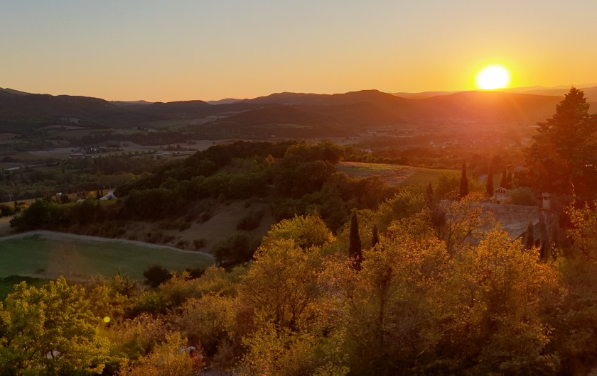 Location de vacances - Mas à Mirabel-et-Blacons - couché de soleil depuis la terrasse cuisine