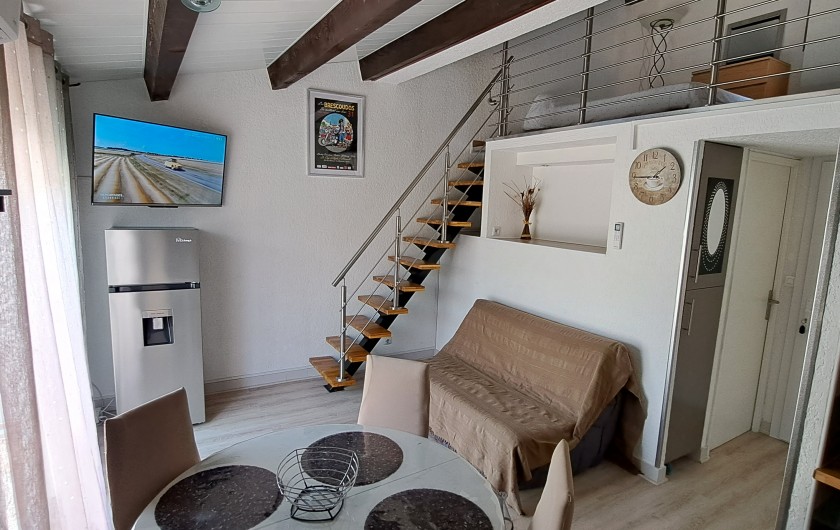 Location de vacances - Appartement à Le Cap d'Agde - Séjour avec escalier montant à la mezzanine