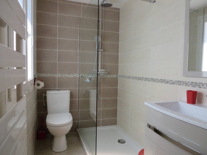 Location de vacances - Villa à Sainte-Lucie de Porto-Vecchio - Salles de bain 2 et 3. Deux salles de bain identiques attenantes aux ch 3 et 4