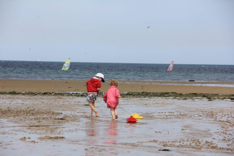 Location de vacances - Gîte à Langrune-sur-Mer - marée basse le+grand terrain de jeu.  Quand lamer remonte , les enfants aussi !