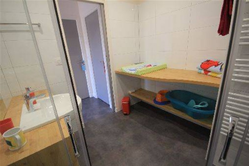 Location de vacances - Gîte à Langrune-sur-Mer - Salle de bain étage avec douche (pour deux chambres), wc séparé.