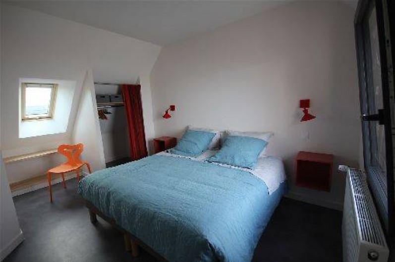 Location de vacances - Gîte à Langrune-sur-Mer - Etage:  chbre lit 180, fenêtre  vue mer. Autre ch. trois lits de 90 et bureau.