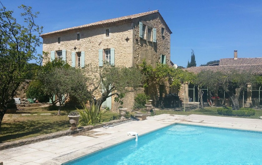 Location de vacances - Mas à Castillon-du-Gard - Le mas, la bergerie-séjour-salon, le jardin et la piscine, orientés plein Sud