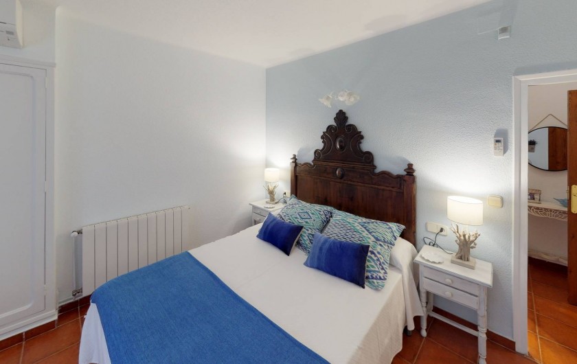 Location de vacances - Mas à Sant Antoni de Calonge - Le lit de la suite parentale est travaillé à la main