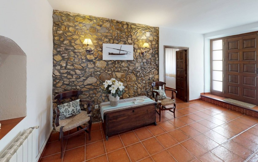 Location de vacances - Mas à Sant Antoni de Calonge - le hall d'entrée maison! Pensez aux luminaires, aux meubles centannaires...