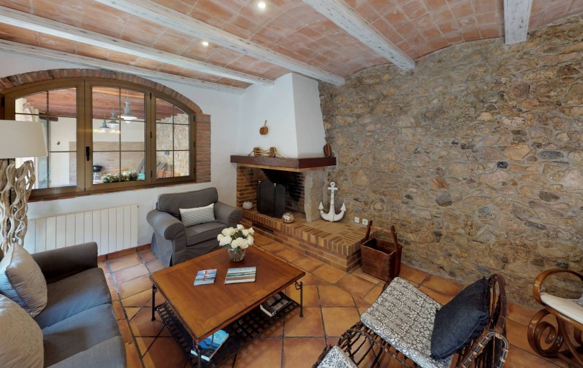 Location de vacances - Mas à Sant Antoni de Calonge - Quoi de mieux qu’un salon illuminé par une cheminée?
