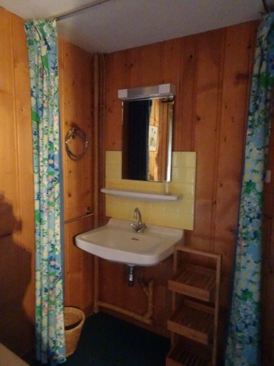 Location de vacances - Chalet à Les Houches - Coin lavabo de la chambre