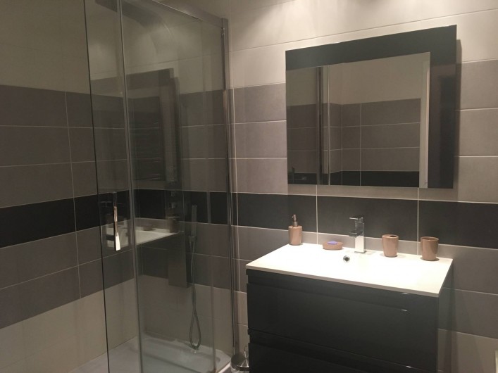 Location de vacances - Appartement à Cassis - La salle de bain avec douche à l'italienne