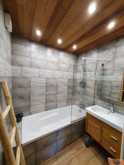 Location de vacances - Appartement à Villaroger - Salle de bain baignoire/douche