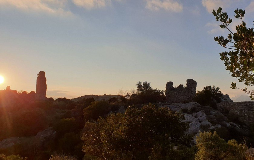 Location de vacances - Chambre d'hôtes à Tautavel - Ruines du château Tautavel