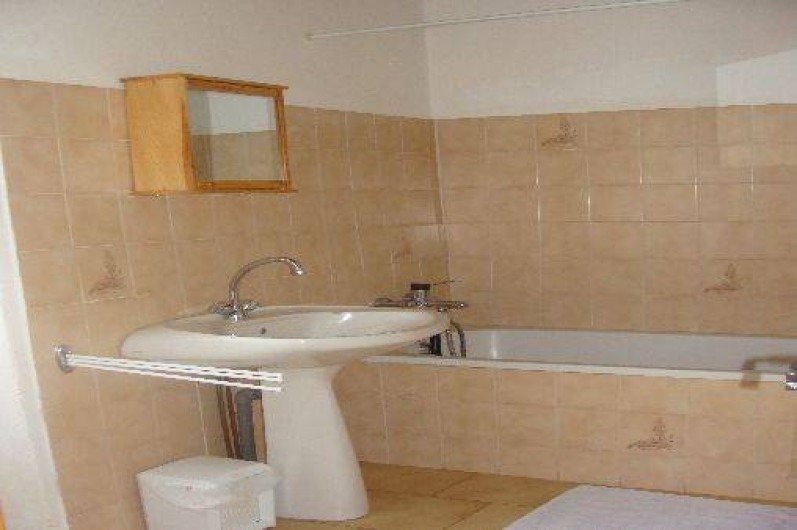 Location de vacances - Appartement à Saint-Alban-Auriolles - Salle de bains de la location du 1er étage