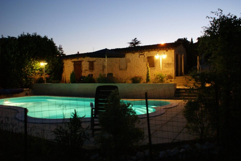 Location de vacances - Chambre d'hôtes à Soubran - Domaine la Fontaine piscine 'by night'