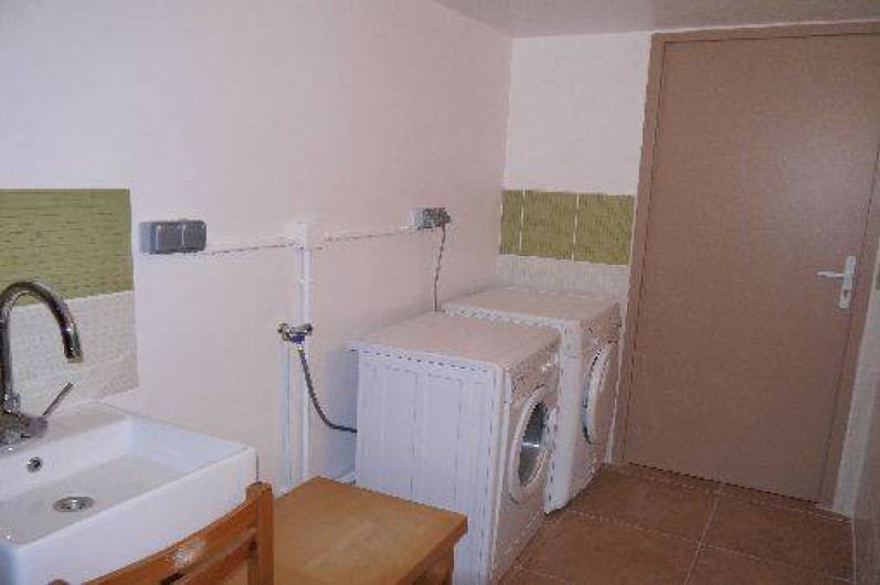 Location de vacances - Appartement à Solliès-Toucas - Buanderie avec lave linge et sèche linge