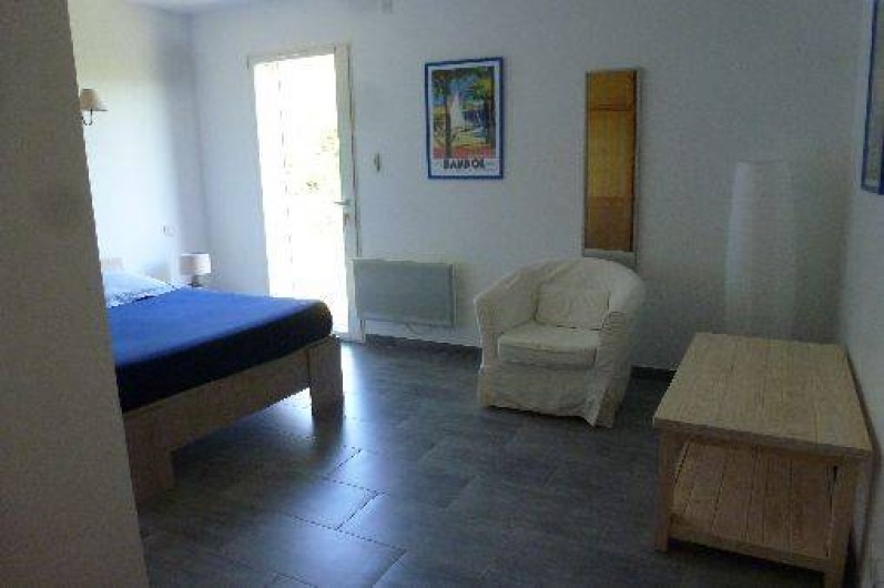 Location de vacances - Appartement à Solliès-Toucas - Grande chambre avec lit double, ouvrant sur le jardin