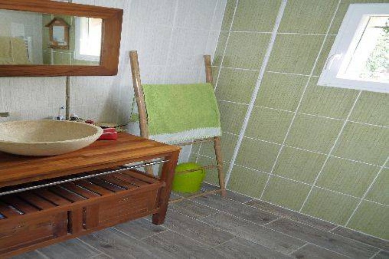 Location de vacances - Appartement à Solliès-Toucas - Salle de douche avec grande douche à l'italienne