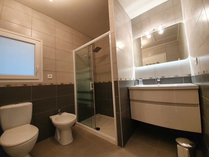 Location de vacances - Villa à Saint-Pierre la Mer - Salle de douche et WC