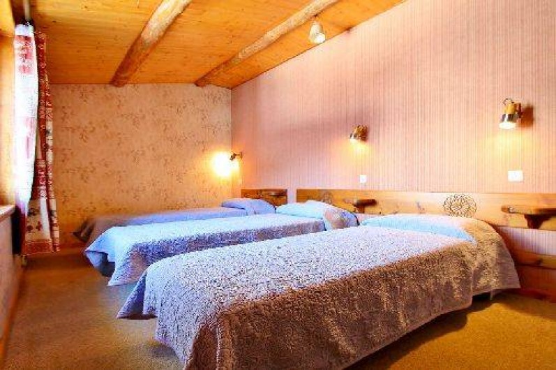 Location de vacances - Chalet à Saint-Véran - La deuxième chambre avec trois lits une place de 90