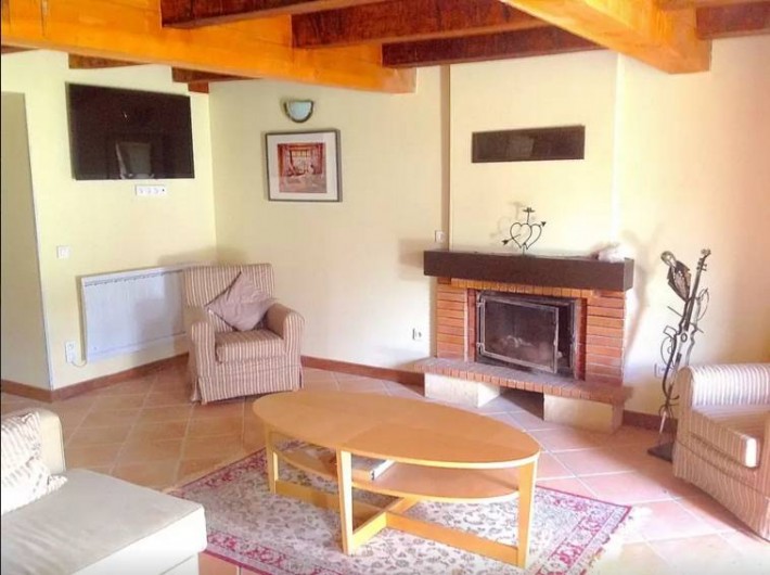 Location de vacances - Maison - Villa à Concoret - Grand salon avec cheminée et TV connectée