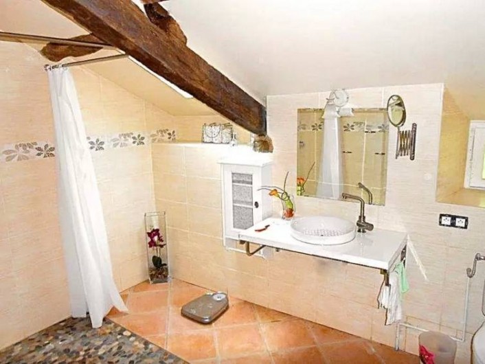 Location de vacances - Maison - Villa à Concoret - Salle de bain spacieuse avec douche accessible aux handicapés