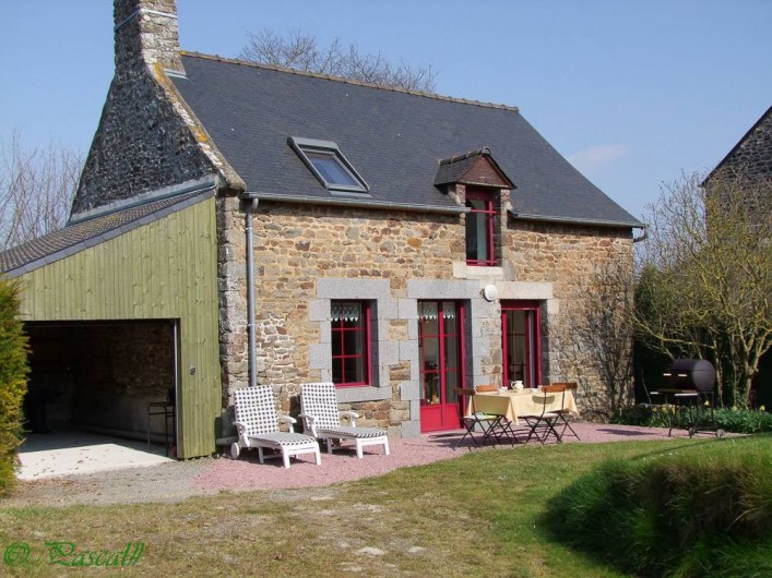 Location de vacances - Gîte à Pleudihen-sur-Rance - Garage porte ouverte
Salon de jardin
2 lits soleil transat
Barbecue
