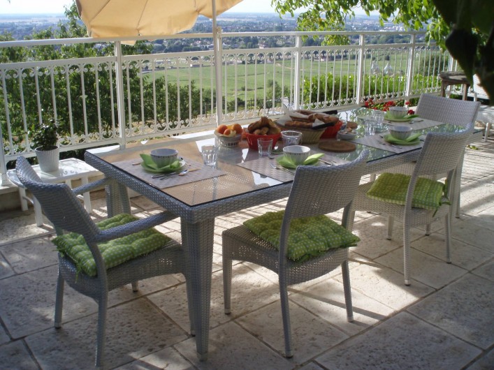 Location de vacances - Chambre d'hôtes à Beaune - Petit déjeuner sur la terrasse au soleil