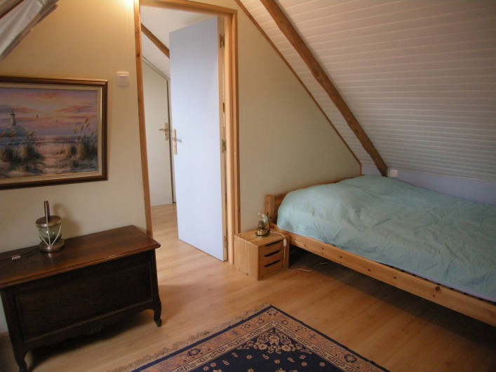 Location de vacances - Villa à Portsall - Une chambre du haut. Plancher isolé phoniquement. Occultation totale des velux