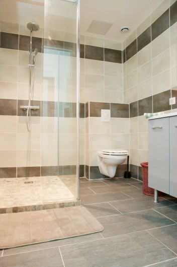 Location de vacances - Appartement à Le Grau-du-Roi - La salle de douche de l'appartement en rdc