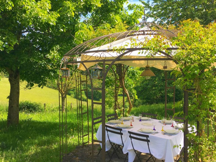Location de vacances - Mas à Simeyrols - Pergola pour repas à l'ombre en attendant que le tilleul s'étoffe