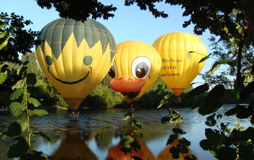 Location de vacances - Mas à Simeyrols - La Dordogne en canoés ou en ballon vecteur idéal pour découvrir la région