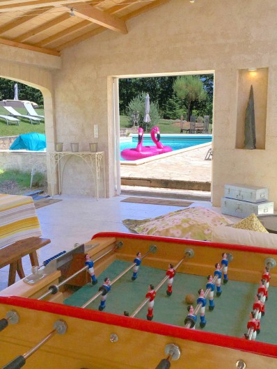 Location de vacances - Mas à Simeyrols - Préau avec de nombreux jeux : baby-foot, table de ping-pong, pétanque...