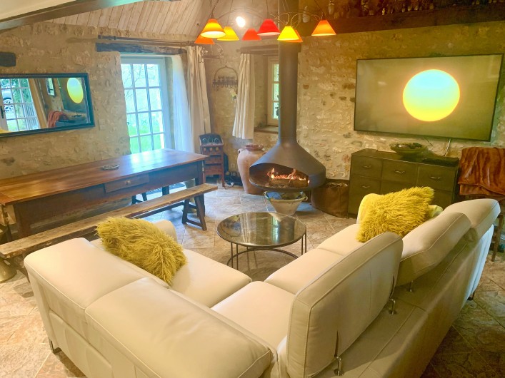Location de vacances - Villa à Simeyrols - Salon/ Salle à manger avec Tv & cheminée suspendue