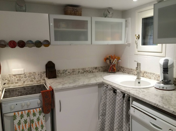 Location de vacances - Villa à Simeyrols - Cuisine ouverte, bien équipée +BBq & Plancha élec.