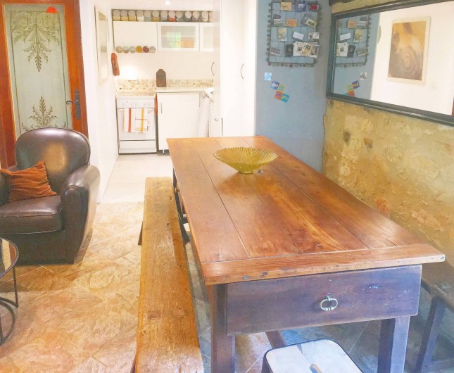 Location de vacances - Villa à Simeyrols - Cuisine ouverte sur le séjour avec table de campagne pour 6/8 couverts
