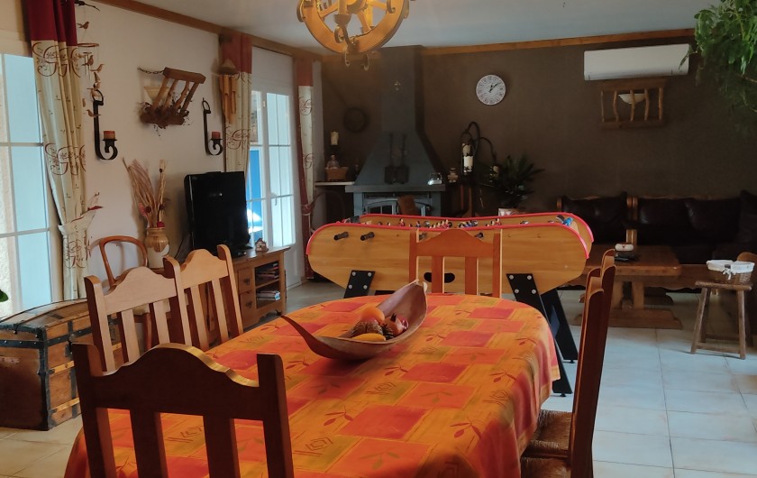 Location de vacances - Villa à Saint-Laurent-d'Aigouze - salon, salle à manger, babyfoot adulte